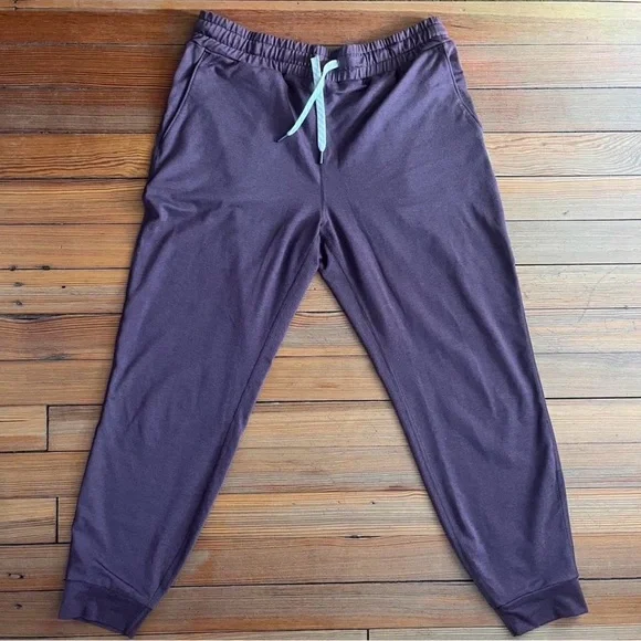 Vuori Plum Halo Performance Joggers - Picture 3 of 4